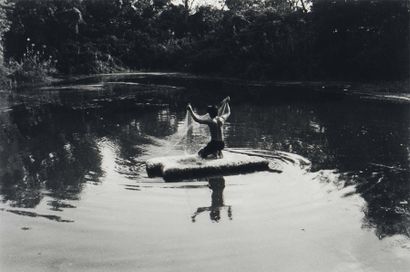 JULIA CALFEE Fisherman in sewer pond. Tirage en noir et blanc portant au dos les...