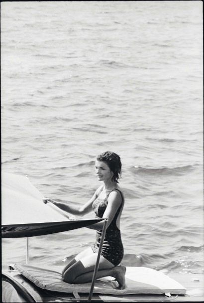 BENNO GRAZIANI Jackie Kennedy sur son bateau, Ravello, Italie, août 1962. Tirage...