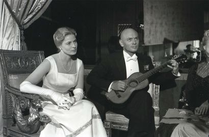 BENNO GRAZIANI Ingrid Bergman et Yul Brynner sur le tournage du film Anastasia, Londres,...