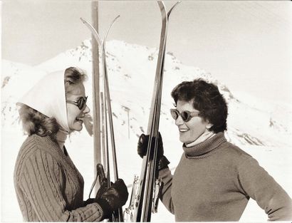 BENNO GRAZIANI Les deux soeurs Livanos ; Tina Onassis et Eugénie Niarchos, Saint-Moritz,...