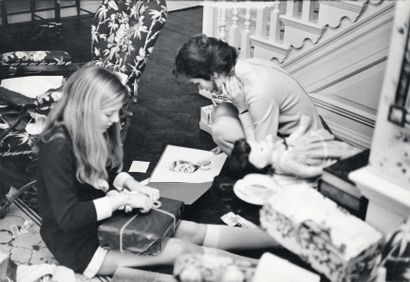 BENNO GRAZIANI Jackie Kennedy et sa fille Caroline ouvrant leurs cadeaux de Noël,...