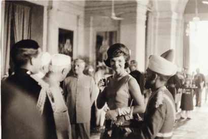 BENNO GRAZIANI Jackie Kennedy en voyage officiel en Inde. Cocktail chez le Pandit...