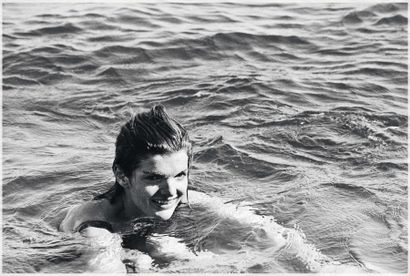 BENNO GRAZIANI Jackie Kennedy nageant dans les eaux de Ravello, Italie, août 1962....