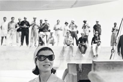 BENNO GRAZIANI Jackie Kennedy et les paparazzi. Amalfi, Italie, août 1962. Tirage...