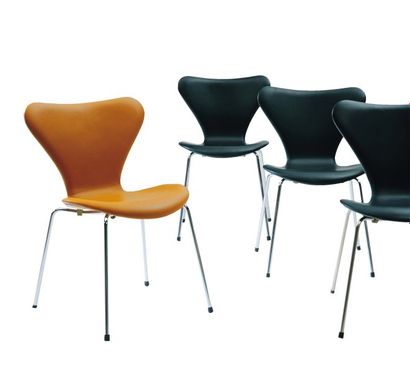 ARNE JACOBSEN (1902-1971) Série de quatre chaises « 3107 » garnies de cuir (3 noires...