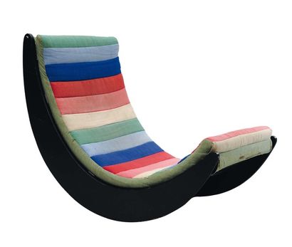 VERNER PANTON (1926-1998) Fauteuil à bascule "Relaxer 2" garni de tissu polychrome,...