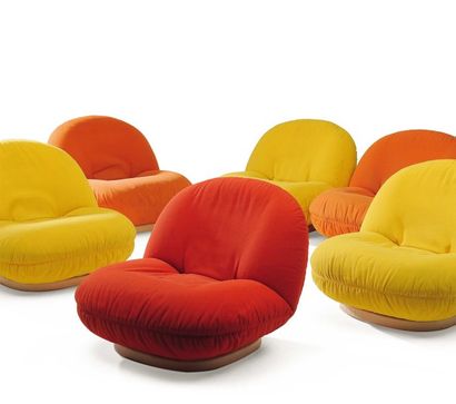 PIERRE PAULIN (1927-2009) Suite de six fauteuils garnis de draps de laine jaune,...