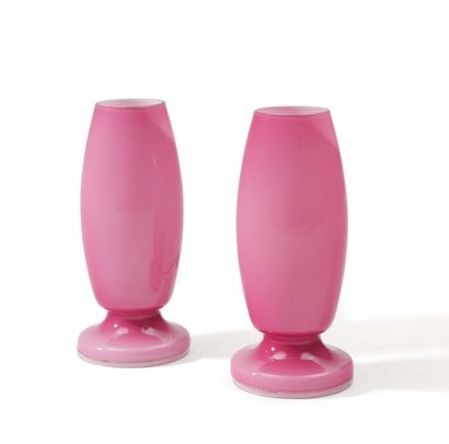 ALESSANDRO MENDINI (NÉ EN 1931) Paire de lampes de table en verre rose en forme d'obus...