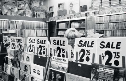 Jean - Marie Périer Sylvie Vartan dans le magasin de disques NY, 1963 Tirage en noir...