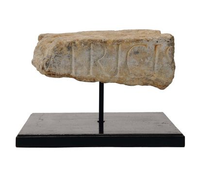 null fragment de marbre antique portant l'inscription IRICI. H_9 cm L_24,5 cm P_20...