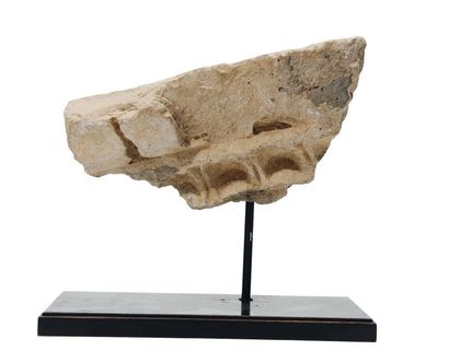 null fragment de chapiteau antique en marbre sculpté H_12 cm L_25 cm P_12 cm