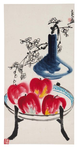 Qi Liangyi (1923-1988) Nature morte aux pommes et aux fleurs de prunier dans un vase...