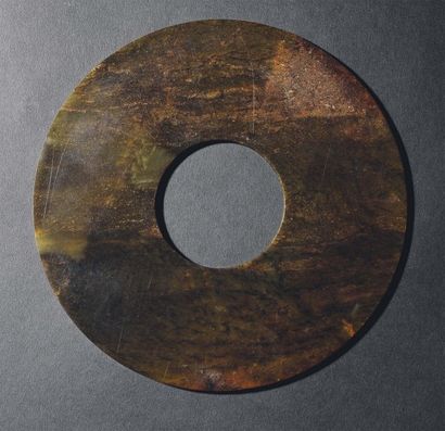 null CONG BRUN foncé marbré en jade Chine, époque néolitique. Diam_16 cm