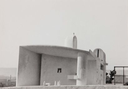LUCIEN HERVÉ Ronchamp Tirage noir et blanc de l'Eglise réalisée par Le Corbusier....