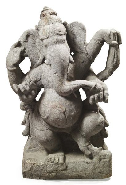 null IMPORTANTE STATUETTE en granite de Ganesh à quatre bras dans lesquels il tient...