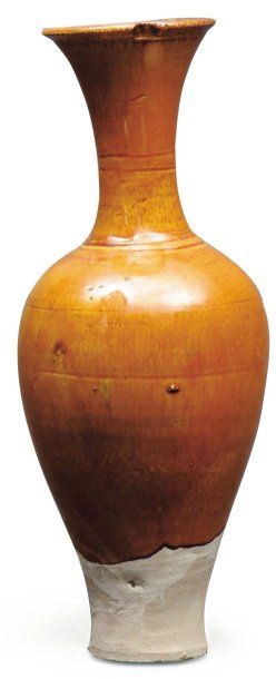null VASE CORNET en terre cuite émaillée jaune. Chine, époque Liao (907 - 1125)....