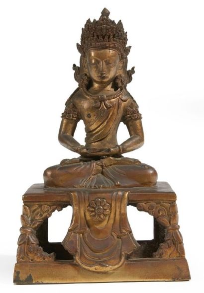 STATUETTE en bronze doré du bouddha Amitabha...
