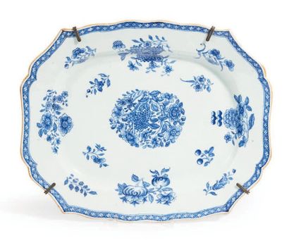  GRAND PRÉSENTOIR de forme ovale à pans coupés en porcelaine décorée en bleu sous...