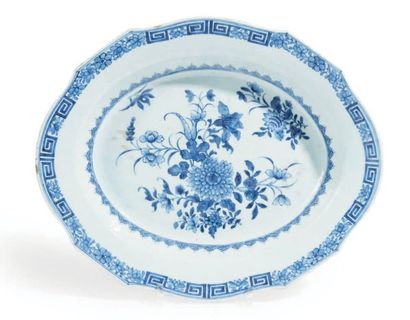 null PRÉSENTOIR de forme ovale et polylobée en porcelaine décorée en bleu sous couverte...