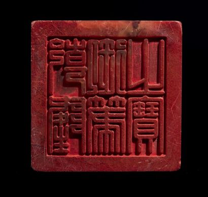  CACHET en stéatite beige et rouge, au revers, l'inscription en Zhuanshu «??????»...