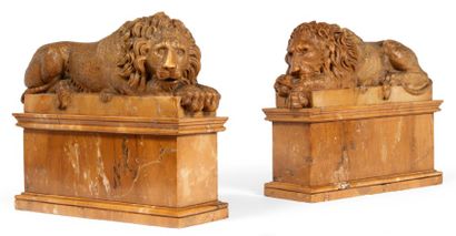 D'après Antonio CANOVA (1757-1822) Paire de lions en marbre sculpté. Ils reposent...