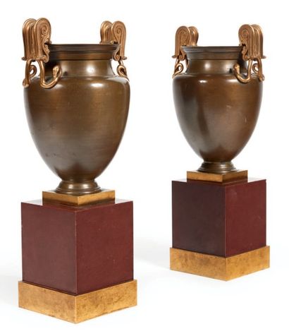 null PAIRE DE VASES DE FORME KILOX en bronze patiné, les anses terminées par des...