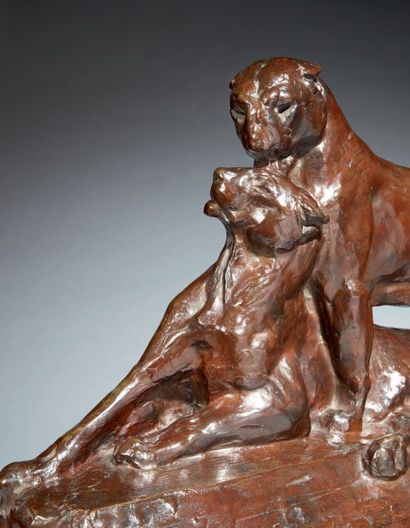 MAXIMILIEN LOUIS FIOT (1886-1953) Groupe en bronze à patine brun foncé représentant...