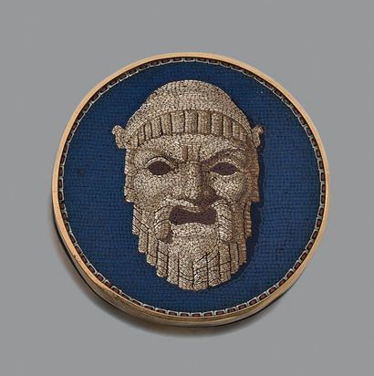 null MICROMOSAÏQUE DE FORME RONDE MONTÉE EN BROCHE EN OR représentant un masque de...