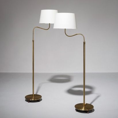 JOSEF FRANK (1885-1967) Suède 
Paire de lampadaires modèle ajustable «2568»
Acajou,...