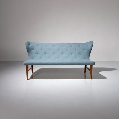 ELIAS SVEDBERG (1913-1987) Suède 
Rare sofa
Orme et drap de laine bleu ciel
Édition...