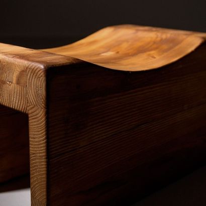 AXEL EINAR HJORTH (1888-1959) Suède 
Tabouret provenant de la série «Utö»
Pin massif
Édition...