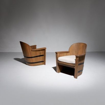 AXEL EINAR HJORTH (1888-1959) Suède 
Paire de fauteuils
Pin, fer forgé et tissu
Édition...