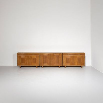JOSEF FRANK (1885-1967) Suède 
Ensemble de trois meubles de rangement
Acajou et laiton
Édition...