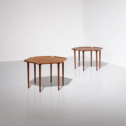 KURT ØSTERVIG (1912-1986) Danemark 
Paire de tables basses hexagonales Teck
Édition...