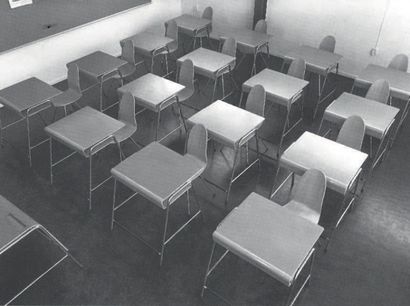 ARNE JACOBSEN (1902-1971) Danemark 
Suite de trois chaises «Tongue» modèle 3102
Acier...