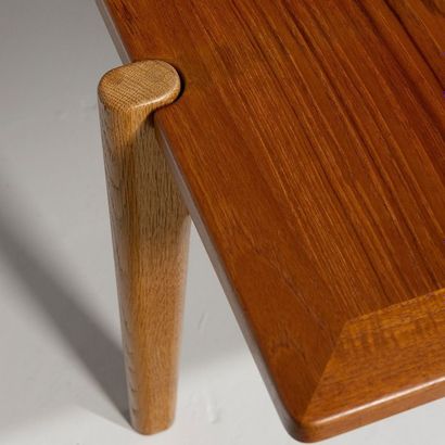 HANS J. WEGNER (1914-2007) Danemark 
Table basse réversible modèle «JH 575»
Teck,...