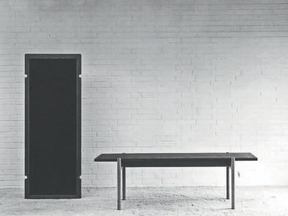 HANS J. WEGNER (1914-2007) Danemark 
Table basse réversible modèle «JH 575»
Teck,...