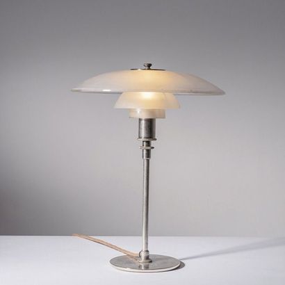 POUL HENNINGSEN (1894-1967) Danemark 
Lampe de table modèle «PH 3/2»
Acier chromé,...