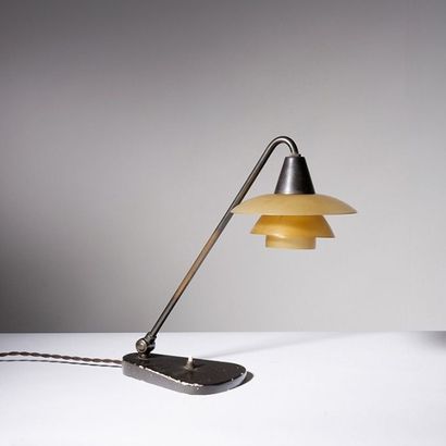 POUL HENNINGSEN (1894-1967) Danemark 
«Piano Lamp» modèle PH 1/1
Métal laqué et verre...