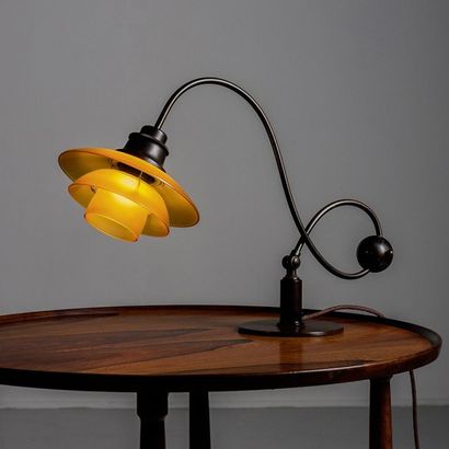 POUL HENNINGSEN (1894-1967) Danemark 
«Piano Lamp» modèle PH 2/2
Bronze, métal et...