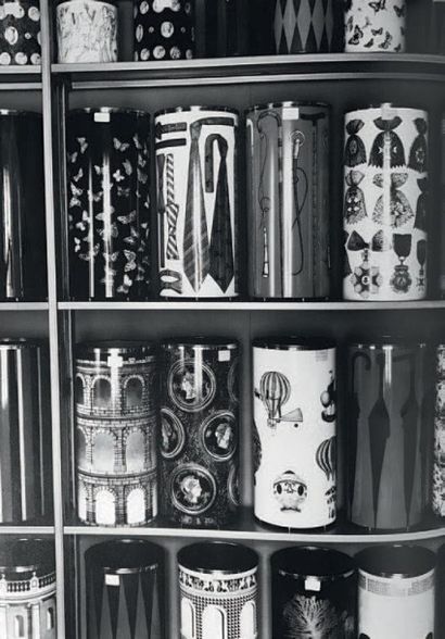 PIERO FORNASETTI (1913-1988) 
Porte-parapluie
Métal laqué noir, laiton et procédé...