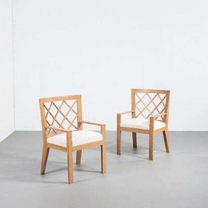 JEAN ROYÈRE (1902-1981) 
Paire de fauteuils modèle «Croisillon»
Chêne blanchi et...