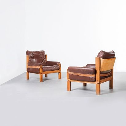 PIERRE CHAPO (1927-1986) 
Paire de fauteuils modèle «S 15»
Orme massif et cuir marron...