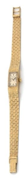 PONTIAC Vers 1960 
Montre bracelet de dame en or 18K (750°/°°) sur bracelet intégré...