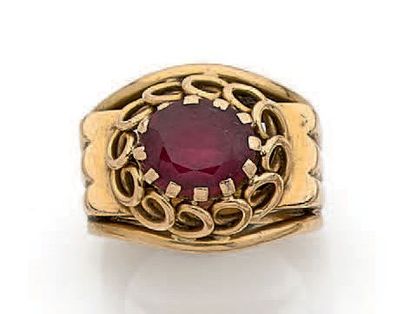 null BAGUE en or jaune 18K (750°/°°), ornée d’une pierre rouge.
Tour de doigt: 55.
Poids...