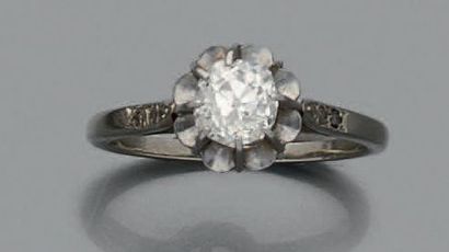 null BAGUE en platine, ornée d'un diamant de taille ancienne pesant environ 0,60...