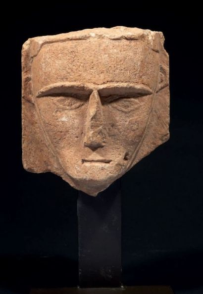null STÈLE ICONIQUE.
Fragment de stèle sculptée du visage d'un homme stylisé portant...