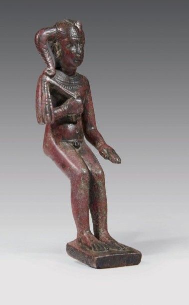 null STATUETTE DE HÉKA.
Rare statuette votive représentant l'enfant-dieu Héka assis,...