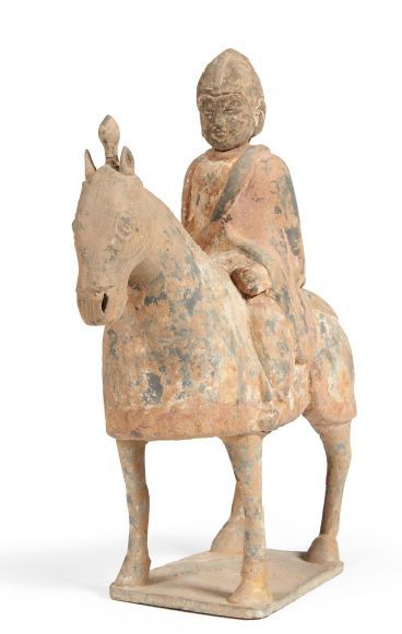 null STATUETTE DE CAVALIER SUR SON CHEVAL posé sur une terrasse rectangulaire.
Terre...