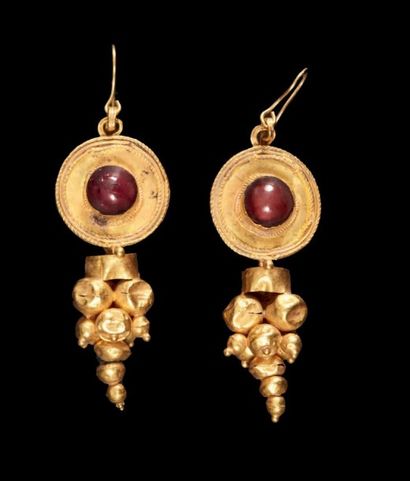 null PAIRE DE BOUCLES D'OREILLES.
Chacune est ornée d'un disque à bordure filigranée...